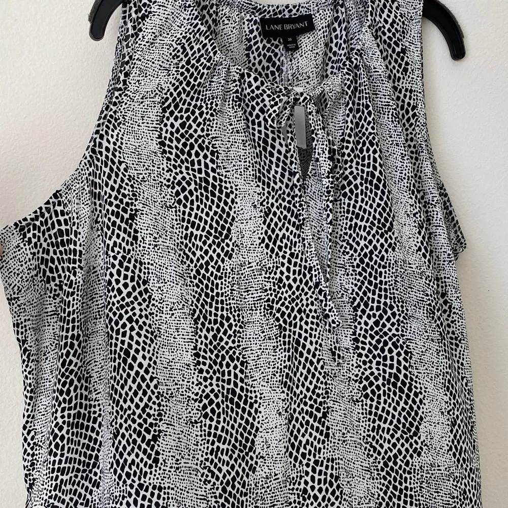 Lane Bryant Monochrome Sleeveless Blouse - Picture 4 of 7